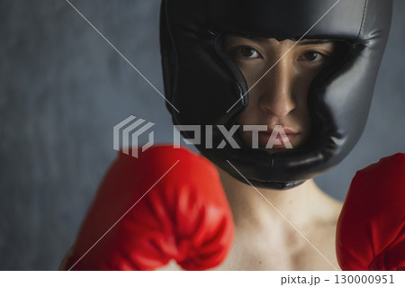 ボクシングをする男性 ボクシングをする男性 130000951