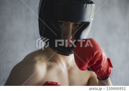 ボクシングをする男性 130000952
