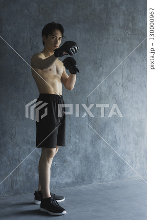 ボクシングをする男性 130000967