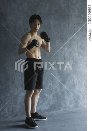 ボクシングをする男性 130000968