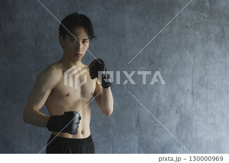 ボクシングをする男性 130000969