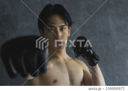 ボクシングをする男性 130000971