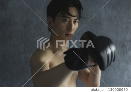 ボクシングをする男性 130000980