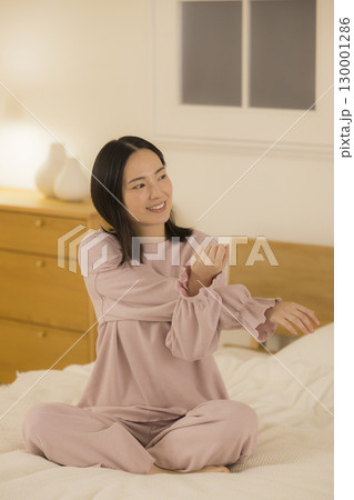 ベッドに座る女性 130001286