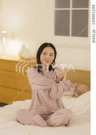 ベッドに座る女性 ベッドに座る女性 130001288
