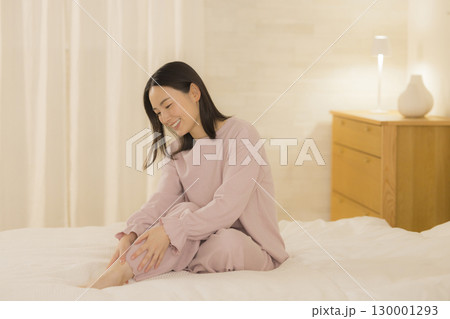 ベッドに座る女性 130001293