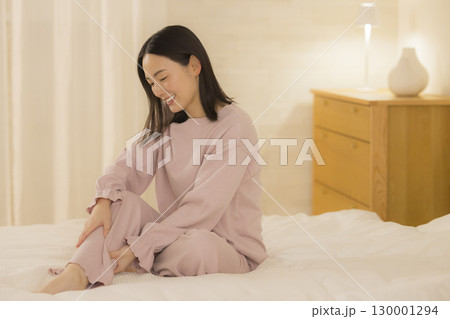 ベッドに座る女性 130001294