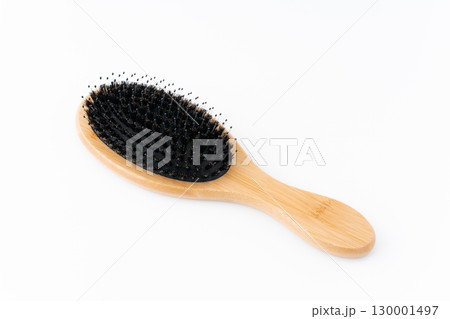 白背景に豚毛のヘアブラシ 130001497