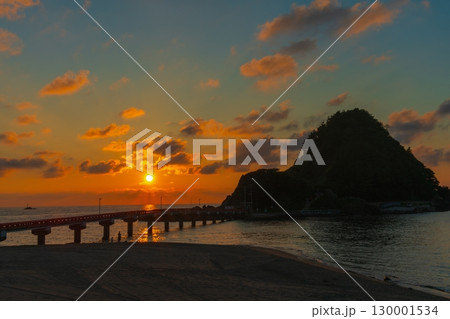 夕焼けに染まる空と海 夕焼けに染まる空と海 130001534