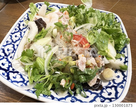 美味しそうなヤム・ウン・セン、タイ料理 130001873