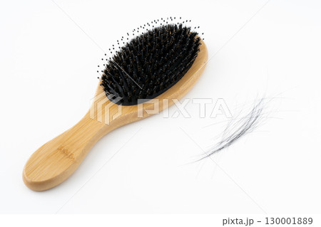 白背景に豚毛のヘアブラシと抜けた髪の毛 130001889