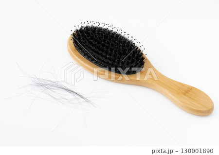 白背景に豚毛のヘアブラシと抜けた髪の毛 130001890