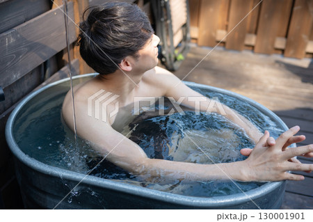 露天風呂に入る男性 130001901