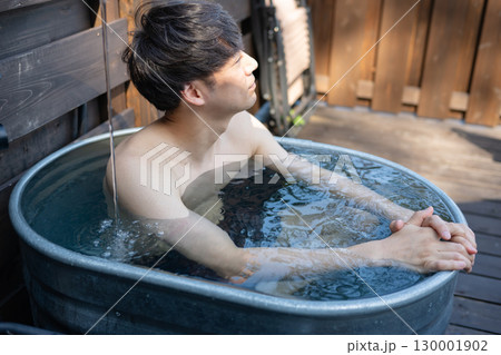 露天風呂に入る男性 露天風呂に入る男性 130001902