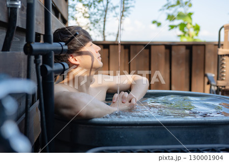 露天風呂に入る男性 露天風呂に入る男性 130001904