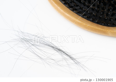 白背景に豚毛のヘアブラシと抜けた髪の毛のクローズアップ 白背景に豚毛のヘアブラシと抜けた髪の毛のクローズアップ 130001905