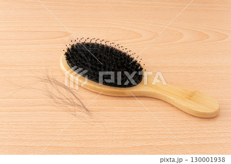 豚毛のヘアブラシと抜けた髪の毛 豚毛のヘアブラシと抜けた髪の毛 130001938