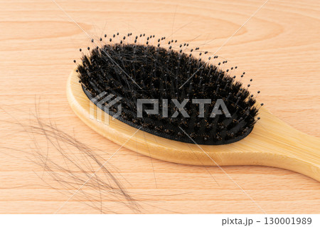 豚毛のヘアブラシと抜けた髪の毛のクローズアップ 豚毛のヘアブラシと抜けた髪の毛のクローズアップ 130001989