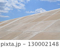 整備された公園の床と青空 130002148