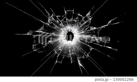 黒背景に広がる白いひび割れ　ガラス破損の衝撃表現 130002266