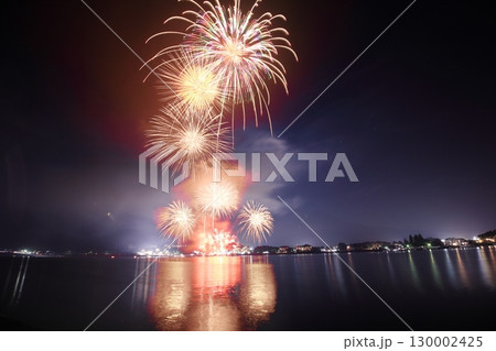 夏の夜空を彩る花火 130002425