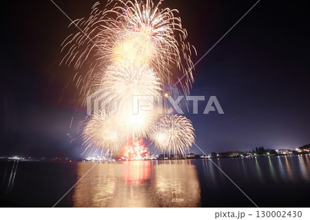 夏の夜空を彩る花火 130002430