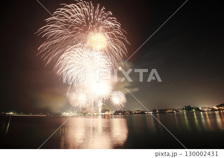 夏の夜空を彩る華麗な花火 130002431
