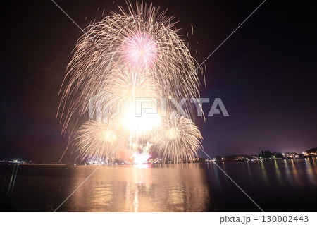 夏の夜空を彩る華麗な花火 130002443