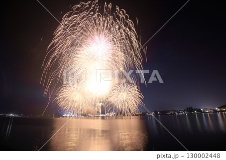 夏の夜空を彩る華麗な花火 夏の夜空を彩る華麗な花火 130002448
