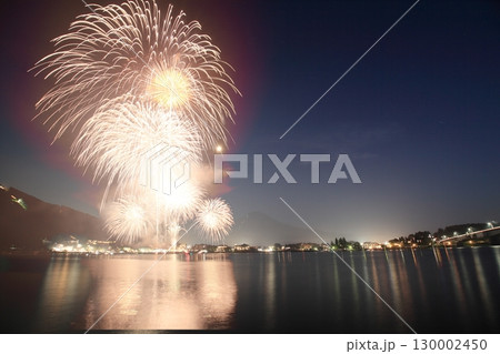 夏の夜空を彩る花火 130002450