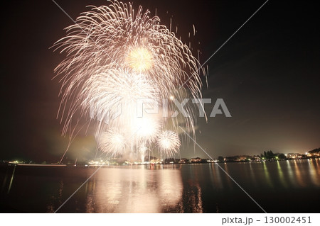 夏の夜空を彩る華麗な花火 130002451