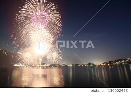夏の夜空を彩る華麗な花火 130002458