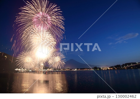 夏の夜に咲く、花火のような美しい夏 130002462