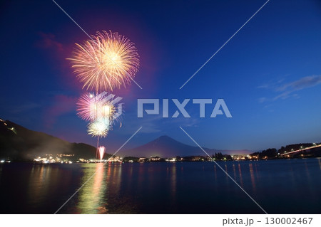 夏の夜空に舞う花火 130002467