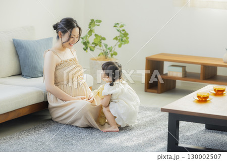 リビングのファミリー 130002507