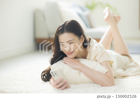 スマホを操作する若い女性 130002526