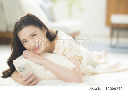 スマホを操作する若い女性 130002534