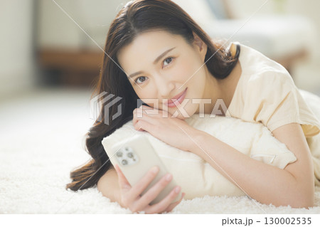 スマホを操作する若い女性 130002535