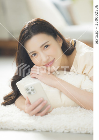 スマホを操作する若い女性 スマホを操作する若い女性 130002536
