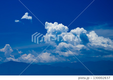 丹沢山塊に発生した積乱雲の白さが青空に映えます 130002637