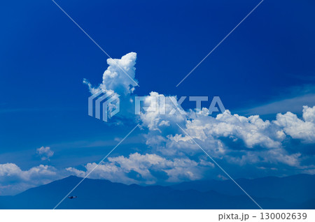 丹沢山塊に発生した積乱雲の白さが青空に映えます 130002639