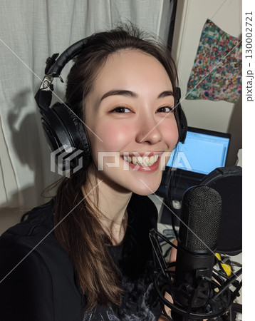 ヘッドホンを着けたアジア系女性ストリーマーのポートレート ヘッドホンを着けたアジア系女性ストリーマーのポートレート 130002721