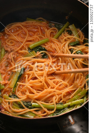 料理中のトマトソースパスタ 料理中のトマトソースパスタ 130002737