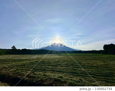大空と朝日と富士山と大地 大空と朝日と富士山と大地 130002738