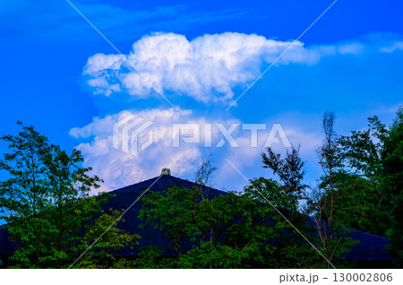 三角屋根と積乱雲と青空 三角屋根と積乱雲と青空 130002806