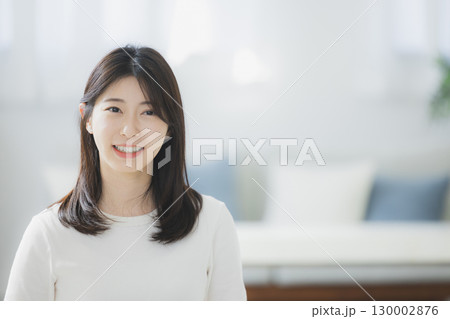 部屋でコーヒーを飲む若い女性 部屋でコーヒーを飲む若い女性 130002876