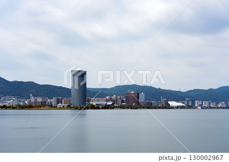 矢橋の帰帆島から遠望する対岸の大津市の市街地風景の長秒露光 130002967