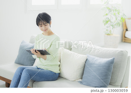 タブレットを操作する女性 130003059