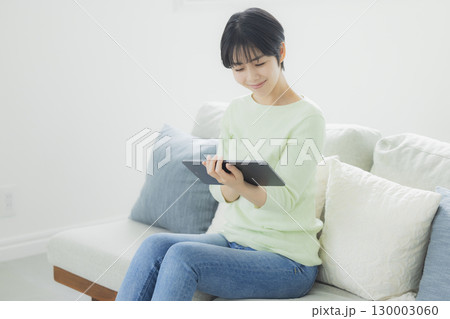 タブレットを操作する女性 タブレットを操作する女性 130003060