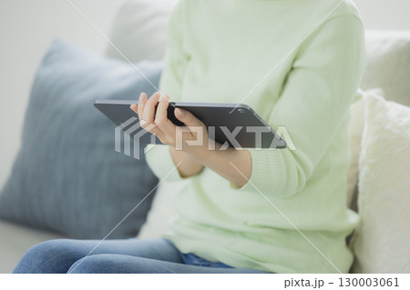 タブレットを操作する女性 タブレットを操作する女性 130003061
